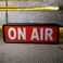 لافتة مضيئة "DMKYDM ON AIR" - لافتة تسجيل - لافتة تحذيرية للاستوديو (للاستوديو/الاستوديو المنزلي/الشركة/المكتب أو ديكور الحائط). لافتة تحذيرية مضيئة للبث جاهزة (أسود - جهاز تحكم عن بعد)
