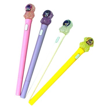 رائد فضاء مع قلم مضيء