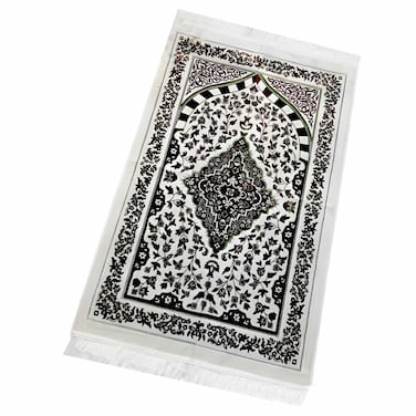 سجادة صلاة مع علبة