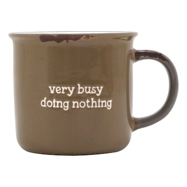كوب عتيق بطباعة "مشغول جدًا ولا أفعل شيئًا"، باللون البني
