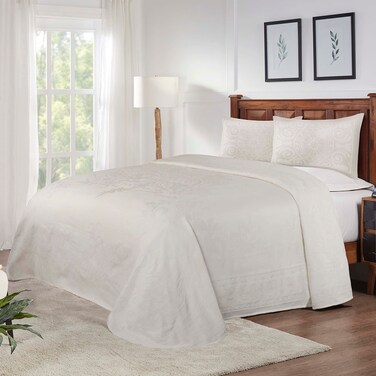 SUPERIOR Cotton Blend 3Piece Bedspread Set Oversized Bedspread 2 Matching Pillow Shams Light Weight Blanket Jacquard Traditional Medallion Bedding Decor Adalie Collection Queen OffWhite