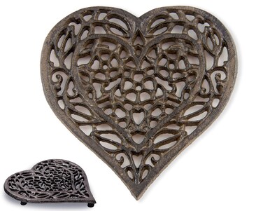 Cast Iron Heart Trivet  Decorative Cast Iron Trivet for Kitchen Countertop Or Dining Table  Vintage Design  675X65  with Rubber PegsFeet  Recycled Metal  Rustic Brown Color