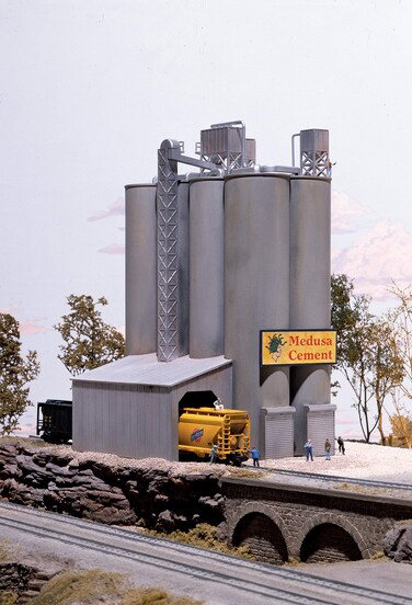 Walthers Inc Medusa Cement Company Kit 538 x 412 136 X 114cm