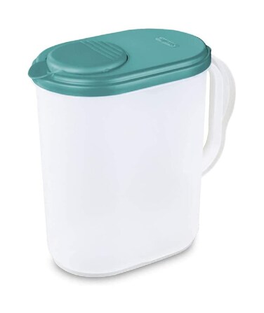 Sterilite Corp 04900012 Ultra Seal 1 Gallon Pitcher