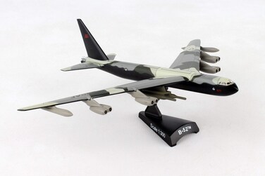 Daron Worldwide Trading B52 Stratofortress Vehicle 1300 Scale