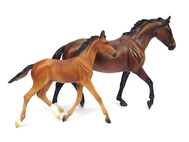 Breyer Traditional Series GG Valentine  Heartbreaker  2 Horse Set  Model Horse Toy  19 Scale  Model 1474