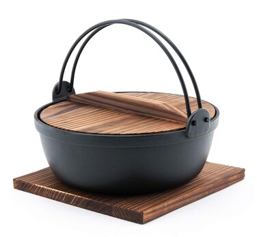 Happy Sales HSSNMDP85 Japanese Design Cast Iron Nabe Sukiyaki Nabemono Hot Pot With Wooden Lid 58 floz