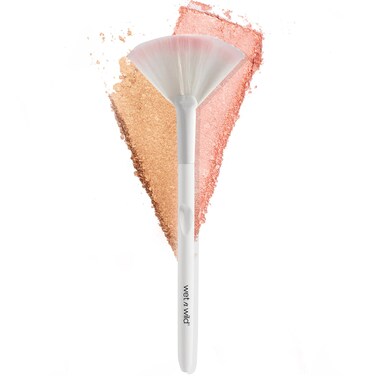 wet n wild Fan Brush Synthetic Polymax Fibers for Versatile Blending Ergonomic Handle for Comfortable Control