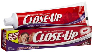 Close-Up Freshening Red Gel Anticavity Fluoride with Mouthwash Toothpaste - 8 oz - Cinnamon
