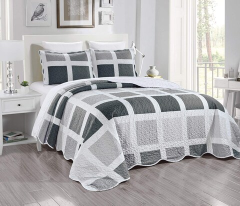 Masterplay - 3-Piece Super Queen Size Quilt Set. Fine Printed, Oversized (100 X 95) Bedspread with Pillow Shams. All Season, Lightweight Coverlet in Shades of Grey and Elegant Geometric Pattern.