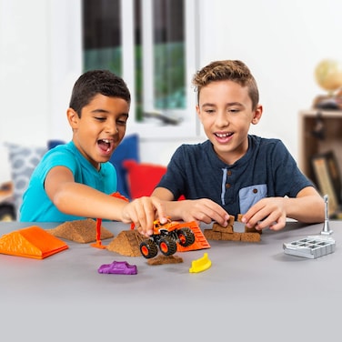 Monster Jam, El Toro Loco Monster Dirt Deluxe Set, Featuring 16oz of Monster Dirt and Official 1:64 Scale Die-Cast Monster Jam Truck