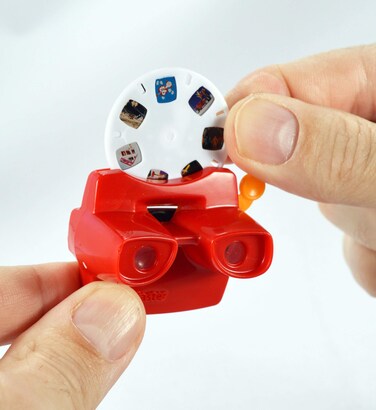 Worlds Smallest View Master - Miniature Version of The Classic Toy. Fully Playable and Accurate Replica of The Original - Retro Toy Includes Reel with Images to View
