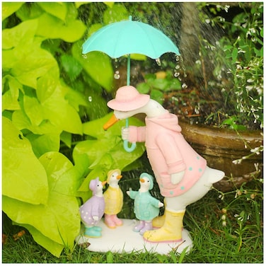 WAYUTO Duck Family Garden Ornaments Resin Duck Family Lawn Statue Outdoor Duck with Umbrella Figurines Decorations Yard Art Lawn Accessories Yard Garden Duck Statues Office Outdoor Ornaments Gifts