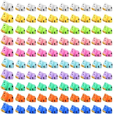 Liliful 200 Mini Resin Cows Bulk Small Plastic Cows Figurines Cute Miniature Cows Animals Figurines Ornament for Moss Landscape Decoration Dollhouse Garden DIY Crafts Accessories