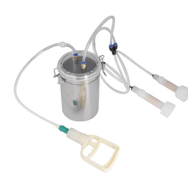 Manual Milking Machine,Goat Milking Machine Cow Hand Vacuum Pump Portable Milking Kit 2000ml Effort Saving Cow Milking Machine for Milk Plant Farm
