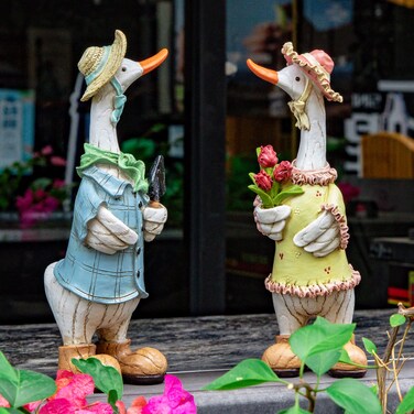 WONDHOME Garden Statues Couple Duck, Funny Cartoon Duck Garden Statues Indoor Outdoor Decorations Cute Ducks Art D&eacute;cor Goose for Yard Home Garden Patio and Office (2- Pack)