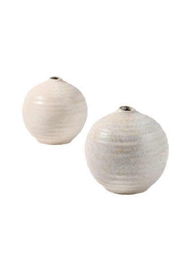 Serene Spaces Living White Ceramic Ripple Ball Vase, Handcrafted Bud Vase, Ideal for Floral Arrangements, Home, Office D&Atilde;&copy;cor, Wedding Centerpieces &amp; Tabletop Display - 5.25" Sphere, Set of 2