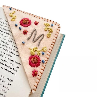 MOTEERLLU Personalized Hand Embroidered Corner Bookmark,Felt Triangle Page Stitched Handmade Bookmark,Unique Cute Flower Letter Embroidery Bookmarks Accessories for Book Lovers