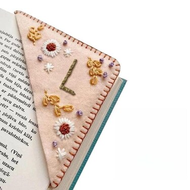 MOTEERLLU Personalized Hand Embroidered Corner Bookmark,Felt Triangle Page Stitched Handmade Bookmark,Unique Cute Flower Letter Embroidery Bookmarks Accessories for Book Lovers