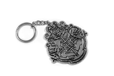 Seven20 Authentic Harry Potter Hogwarts Crest 3 Inch Diecast Keychain Stylish 3 In Replica Featuring Ravenclaw Slytherin Gryffindor Hufflepuff House Figures Pendant Decorative Charm Accessory Gifts