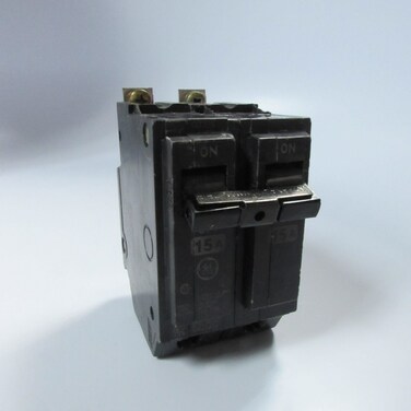 General Electric GETHQB2115 GE THQB2115 2P15A 120/240 BLT-ON CB, Black