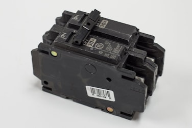 General Electric GETHQC2115WL GE THQC2115WL 2P 15A 120/240V CB, Black