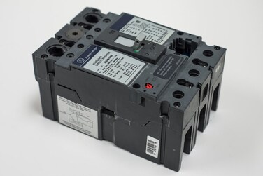 GE SEHA36AT0150 Bolt-On Mount Type SEH Molded Case Circuit Breaker 3-Pole 150 Amp 600 Volt AC Spectra RMS