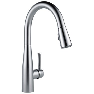 Delta 9113-AR-DST Essa Single Handle Pull-Down Kitchen Faucet, Standard, Arctic Stainless