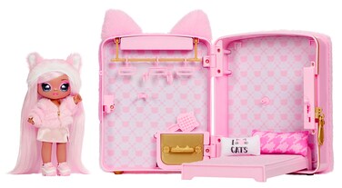 Na! Na! Na! Surprise 3-in-1 Bedroom Playset Reena De La Rosa Fashion Doll, Fuzzy Pink Kitty Backpack, Closet with Pillows &amp; Blanket, Gift for Kids, Ages 5 6 7 8+ Years