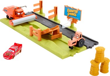 Mattel Disney and Pixar Cars Playset with 3 Toy Vehicles &amp; 2 Ways to Play, Frank Escape &amp; Stunt Race Set Includes Lightning McQueen