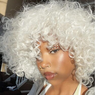 andromeda White Curly Wigs for Black Women White Soft Short Curly Wig with Bangs Heat Resistant Synthetic Fiber Hair Cosplay Party Wigs for African American Women（White）