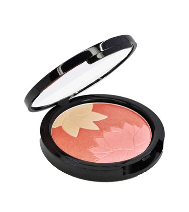Manna Kadar Beauty - Blossom Floral Compact, Multi-functional Blush &amp; Highlighter, 3 Shades of Pink, Coral, &amp; Champagne for a Perfect Blend, Natural &amp; Radiant, Use on D&eacute;colletage, Highly Pigmented
