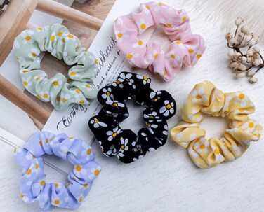 Daisy Scrunchies Hair Elastics for Women Girls Satin Hair Scrunchies with Daisy Flower Hair Rubber Bands for Thick Hair Styling Accessories 5 Pcs