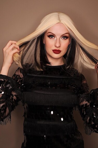ALLAURA Two Tone Wig for Women Blonde &amp; Dark Brown &ndash; Realistic Hair with Bangs, Fits All, Heat-Resistant, Curl &amp; Restyle Bob &ndash; Blondie, Debbie Harry, Ting Tings, Dua Lipa, Moira Rose