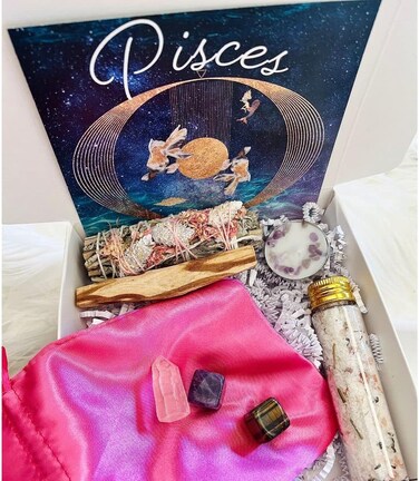 MAMA WUNDERBAR Pisces Gift Set Healing Crystal Gift Set, 3 Crystals, Smudge Stick, Crystal Candle, Handmade Bath Salt, Palo Santo Stick, Zodiac Card with Affirmations (Pisces)