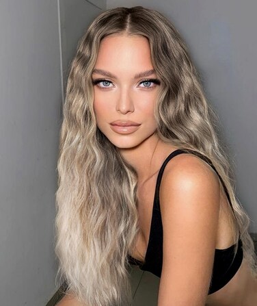 vedar Ombre Ashy Silver Blonde Curly Wigs for Women, Synthetic Hair Lace Fronts Brown Ombre Blonde Wigs, Mixed Blonde Hair Glueless Beach Weave Wig with Middle Part VEDAR-027