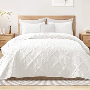 Exclusivo Mezcla Quilts Queen Size White Quilt Set Bedspread with 2 Pillow Shams Modern Bedding Set with Striped Pattern Soft Lightweight Bedspreads Queen Size for All Seasons