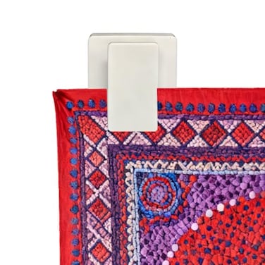 Klizdum Quilt Hangers for Wall Display Tapestry Hangers No Damage Adhesive Quilt Clips Hooks for Hangings Duty Plastic Wall Clips for Blankets Rugs and Tapestries 4 Pack White