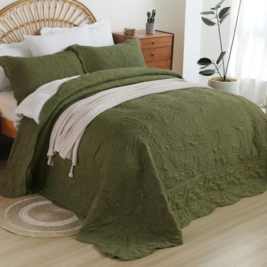 EVENHUG Oversized King Quilt California King Size Lightweight Bedding Set Reversible Bedspread Coverlets for All Seasons 3 Piece Olive Green 120x120