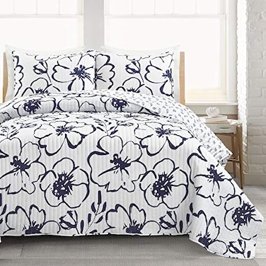 Lush Decor Scandinavian Floral Quilt Queen Size Reversible 3 Piece Set FullQueen Navy White Floral Bedding Set Queen Quilt White Bedding