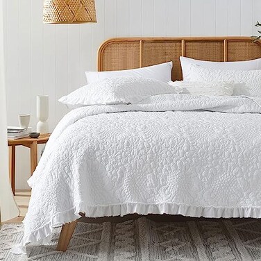 HORIMOTE HOME White Ruffled Quilt Queen Size StoneWashed Microfiber Lightweight Crinkled Farmhouse Rustic Shabby Chic Bedding Set 3 Pieces Reversible Bedspread with Pillow Shams for All Season