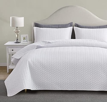 Maple&Stone MapleStone White Quilt Set Queen Size Lightweight Bedspread Ultrasonic Chevron Pattern Light Coverlet for All Season Comforter Bedding Decor 3 Piece Full Bed Cover Sets