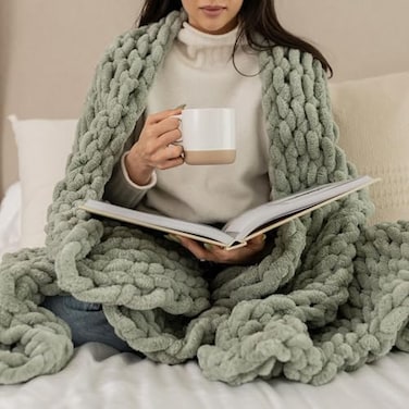 SAMIAH LUXE Chunky Knit Throw Blanket 50x70 Sage Green Chenille Throw Blanket for Couch Bed Sofa Soft Fluffy Cable Knit Blanket OekoTEX Certified Machine Washable