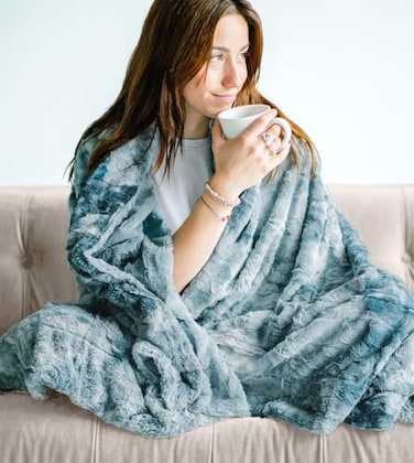 WOLF CREEK BLANKET Doublesoft Oversized Faux Fur Throw Blanket 60x80 Arctic Frost Blue Soft Fuzzy Fluffy Cozy Plush Furry Comfy Warm Home Decor for Couch Bed Chair Bedroom