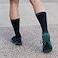 جوارب OrthoSleeve غير الضاغطة لمرضى السكري تُحسّن الدورة الدموية وتساعد في تخفيف الوذمة والتورم في القدمين الحساستين للأعصاب.