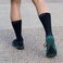 جوارب OrthoSleeve غير الضاغطة لمرضى السكري تُحسّن الدورة الدموية وتساعد في تخفيف الوذمة والتورم في القدمين الحساستين للأعصاب.