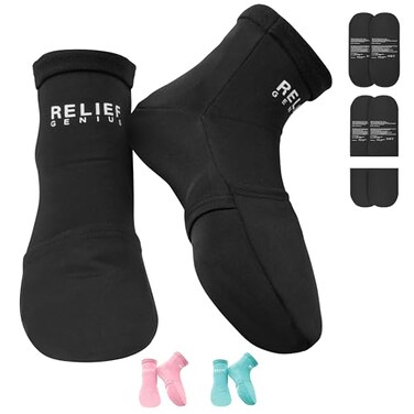 جوارب CTR BAND Relief Genius للعلاج بالتبريد مع أكياس ثلج جل قابلة لإعادة الاستخدام، لتخفيف آلام الالتواءات والعضلات والكدمات والتورم والوذمة، وعلاج التهاب المفاصل بعد الولادة، وآلام القدم. لون أسود، مقاس صغير/متوسط.