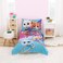 طقم سرير للأطفال الصغار من نوجو ديزني جونيور سوبر كيتيز، بألوان البنفسجي والوردي والأزرق الفاتح، يضم شخصيات جيني سباركس وبادي وبيتسي، ويتكون من 4 قطع: لحاف، شرشف سفلي مطاطي، شرشف علوي مسطح، وغطاء وسادة قابل للعكس.