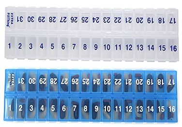 منظم حبوب PILL THING AM PM لمدة 31 يومًا، يُؤخذ مرة واحدة يوميًا، مع علب حبوب كبيرة الحجم لتخزين الأدوية طوال الشهر بالإضافة إلى حجرة إضافية للحبوب الإضافية. لون أزرق شفاف AMPM، خالٍ من مادة BPA.