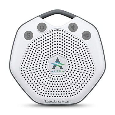 جهاز LectroFan Alpha للضوضاء البيضاء من Adaptive Sound Technologies لدعم النوم المريح، يحجب الصوت المحيطي، ويحتوي على تهويدات مدمجة، ومشبك تثبيت مريح، ودعم استرخاء محمول.